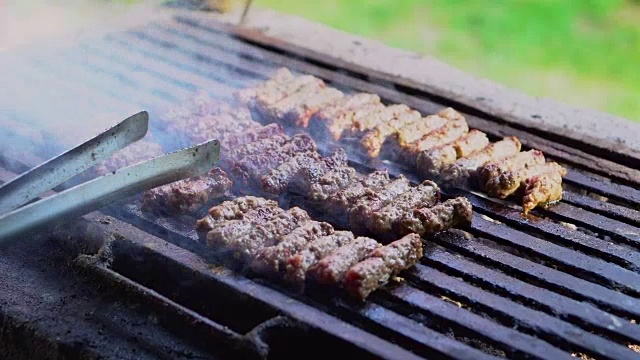 在烤架上准备肉的特写视频素材