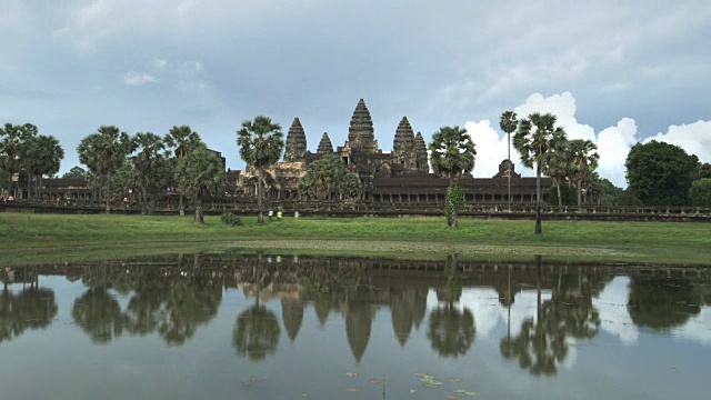 风暴云在柬埔寨吴哥窟寺庙的水池中形成和反射的时间流逝视频素材