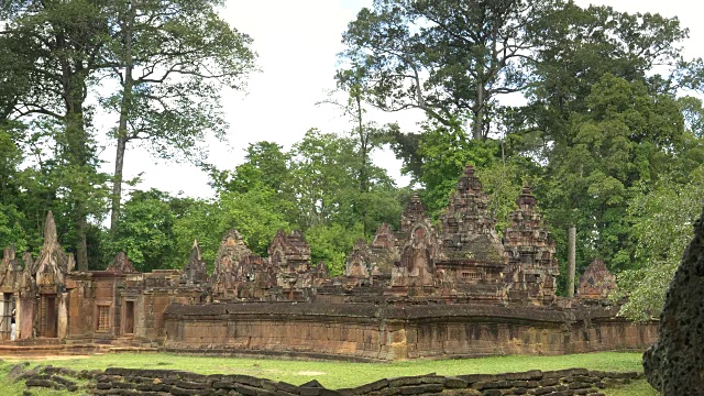 吴哥窟banteay srei寺遗址的宽阔视野视频素材