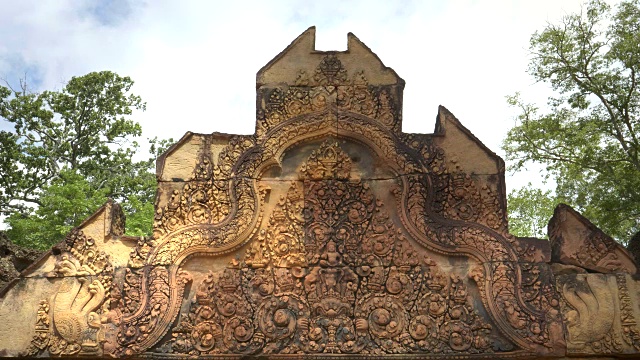 在吴哥地区的banteay srei，一个雕刻大象的山墙视频素材