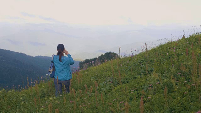 徒步旅行的女性在山和拍摄自然景观视频素材