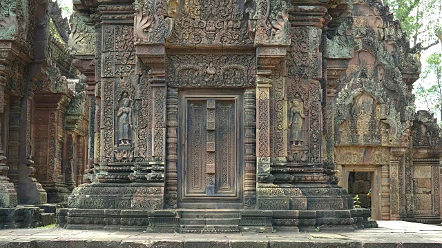 在banteay srei的寺庙建筑的广角镜头视频素材