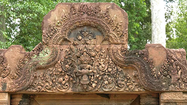 Narashima在banteay srei抓取hiranyakasipu，吴哥视频素材