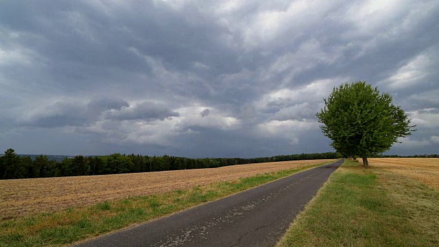 田野景观与接近的雷雨在夏季视频素材