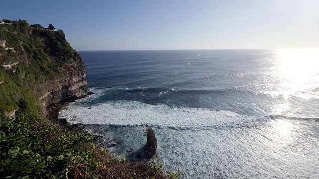 印尼巴厘岛的乌鲁瓦图寺庙和海岸线视频素材