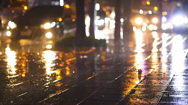 雨夜，天气概念，交通，城市街道，沥青路灯照明。现代城市的生活方式。视频素材