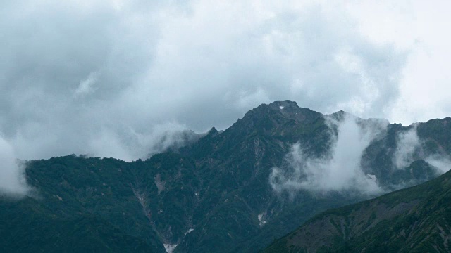 通过延时拍摄白羽山云图。视频下载