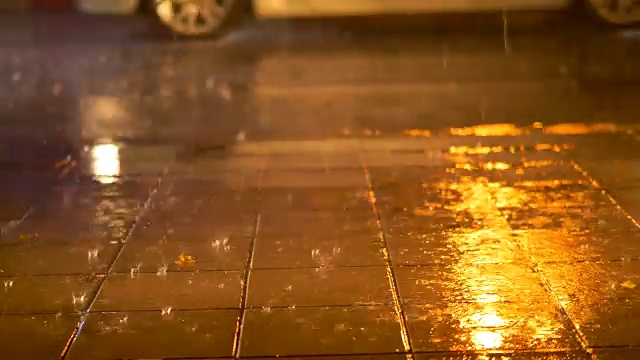 雨夜，天气概念，交通，城市街道，沥青路灯照明。现代城市的生活方式。视频素材