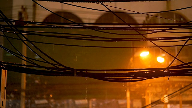 雨夜，天气概念，交通，城市街道，沥青路灯照明。现代城市的生活方式。视频素材