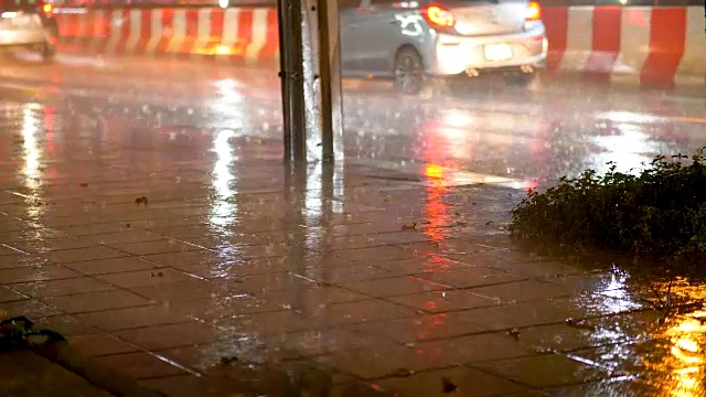 雨夜，天气概念，交通，城市街道，沥青路灯照明。现代城市的生活方式。视频素材