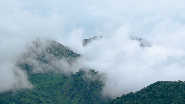 通过延时拍摄白羽山云图。视频下载