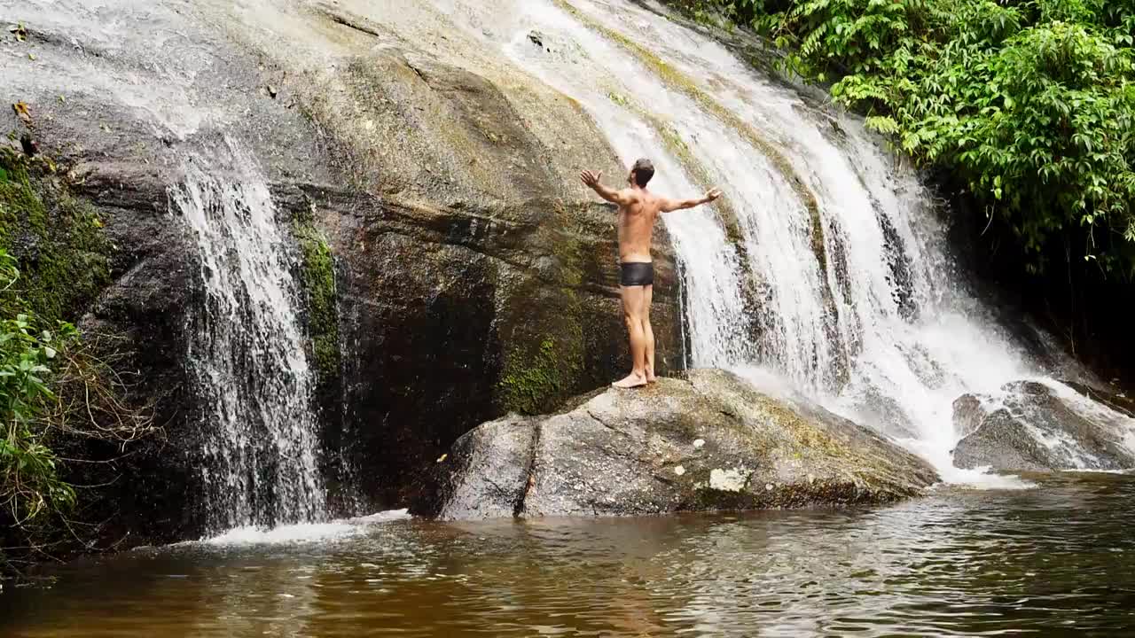 哥们跳进水里视频下载