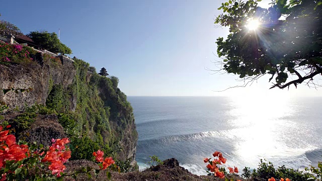 印尼巴厘岛的乌鲁瓦图寺庙和海岸线视频素材