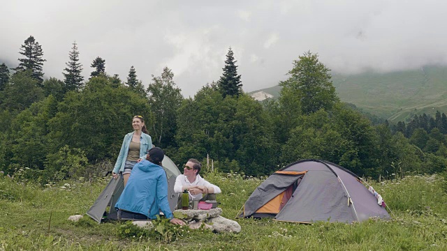 夏季登山时，一群游客在营地休息视频素材