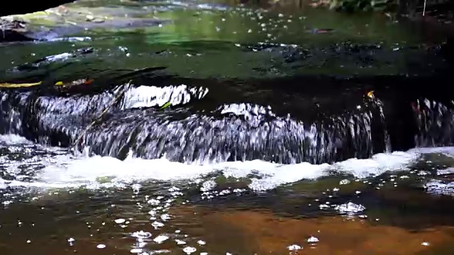 慢镜头FHD小瀑布在森林泡泡柬埔寨，自然和环境的概念视频素材