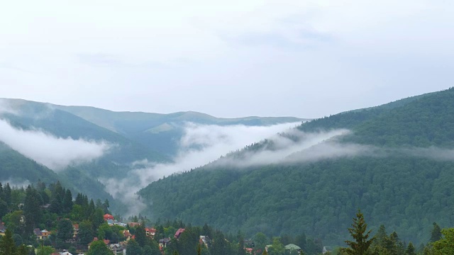 夏日里，云在山村间飘过视频素材