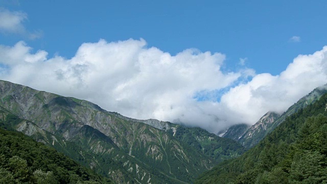 日本长野白波的山脉和云。(4 k延时)视频素材