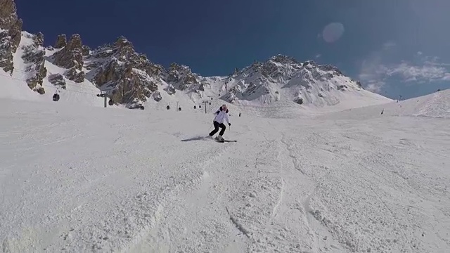 活跃的成熟滑雪者在冬季滑雪时从山坡上滑下来视频素材