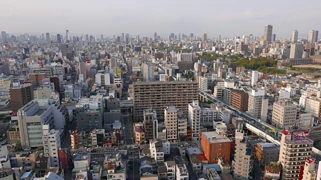 从日本Tsutenkaku塔俯瞰大阪市的空中全景视频素材