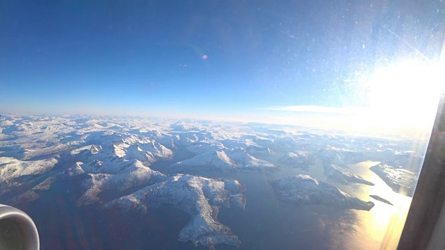 挪威北部北极圈雪山的鸟瞰图视频素材