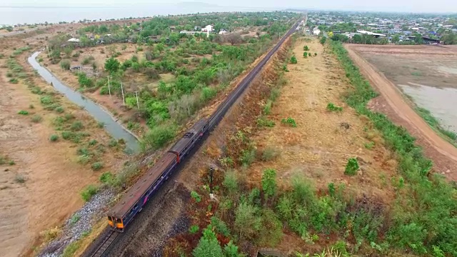 泰国铁路上的火车鸟瞰图视频素材