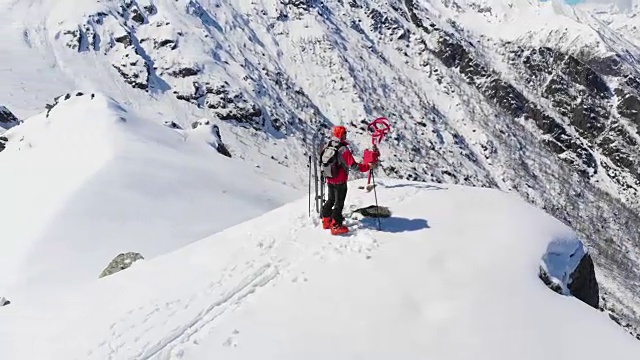 徒步登高，滑雪游览雪山，一览阿尔卑斯山，战胜逆境，取得成功视频素材