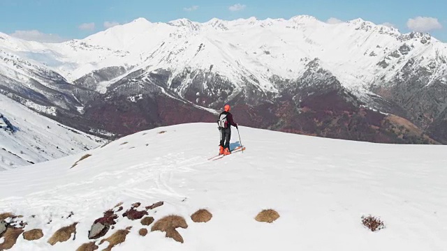 空中:山顶徒步者，滑雪旅游登山雪山，阿尔卑斯山全景，战胜逆境，取得成功视频素材