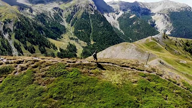 独自徒步的摄影师行走在落基山脉视频素材