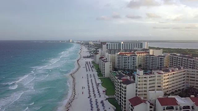 鸟瞰图:日落在海滩，墨西哥坎昆视频素材