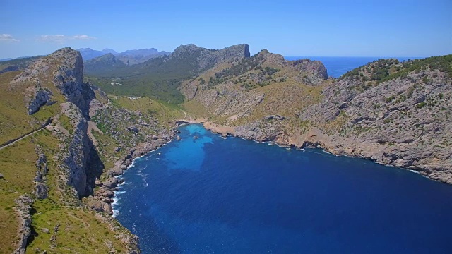 Cala Figuera和Serra de Tramuntana山脉附近的Cap Formentor在西班牙的马略卡岛巴利阿里岛视频素材