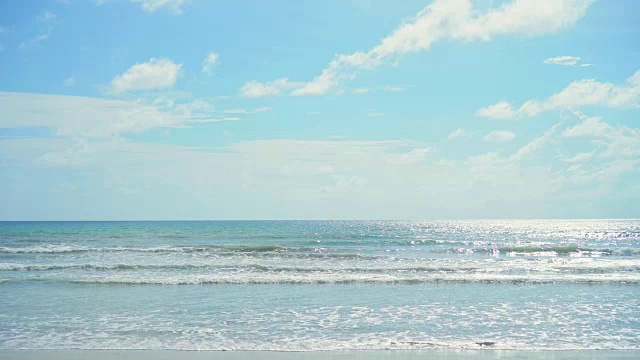 美丽的夏季热带海滩，蓝天。视频素材