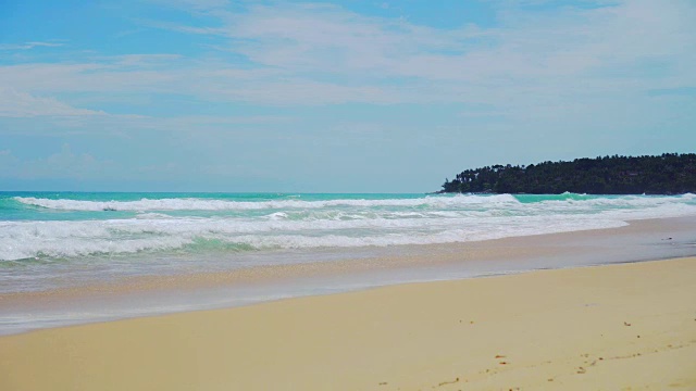 热带海滩，海浪，沙子和岩石与夏天的蓝天视频素材