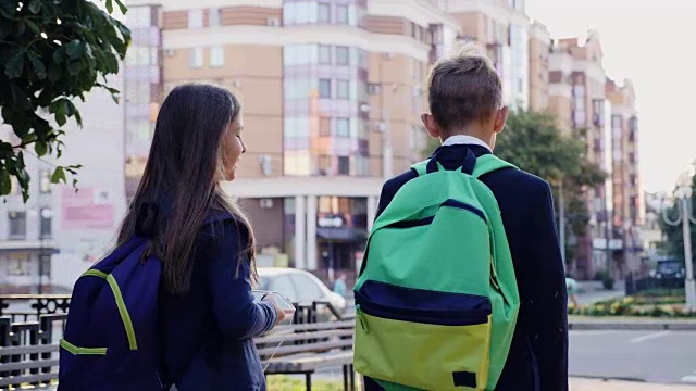 学校的孩子们走在城市的街道上视频素材