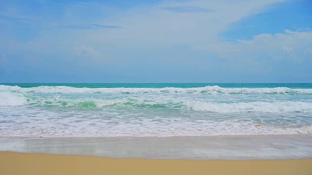 热带海滩，海浪，沙子和岩石与夏天的蓝天视频素材