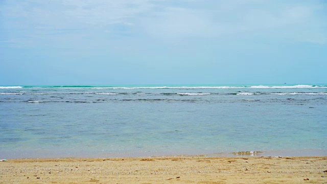 热带海滩，海浪，沙子和岩石与夏天的蓝天视频素材