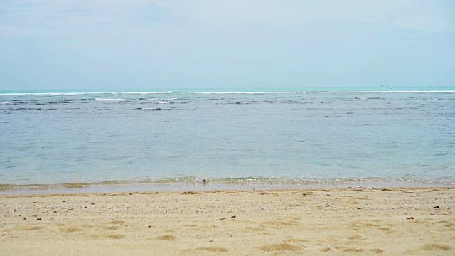 热带海滩，海浪，沙子和岩石与夏天的蓝天视频素材