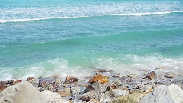 热带海滩，海浪，沙子和岩石与夏天的蓝天视频素材