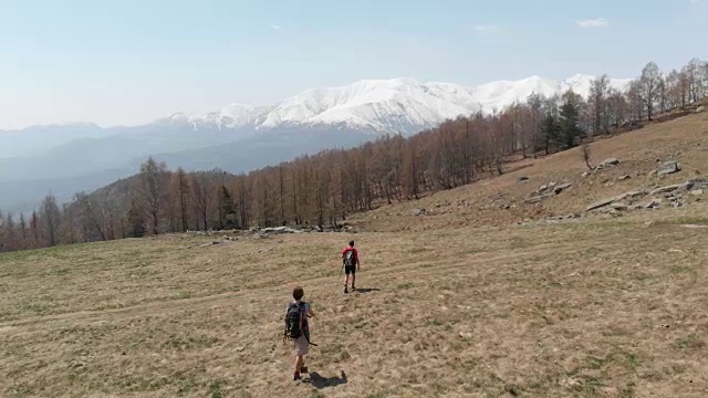 航拍:飞过爬山的情侣视频素材