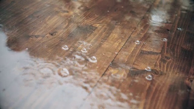 雨滴落在木制平台上视频素材