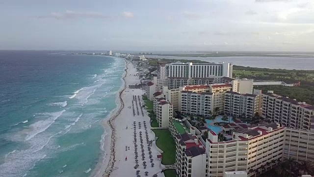 鸟瞰图:日落在海滩，墨西哥坎昆视频素材