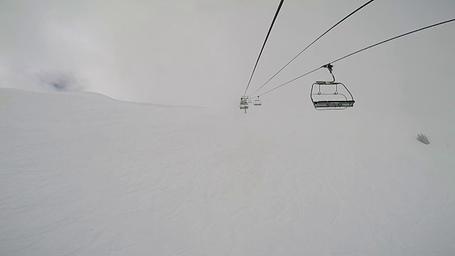 滑雪椅电梯在山区度假胜地升起视频素材