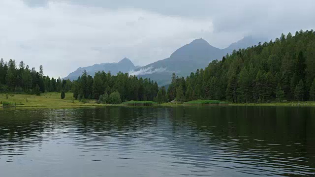 瑞士圣莫里茨附近的斯塔兹湖视频下载