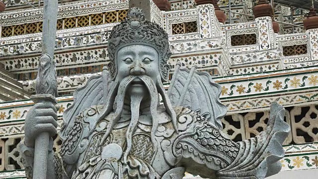 在曼谷的wat arun temple，一个中国雕像的近距离镜头视频素材