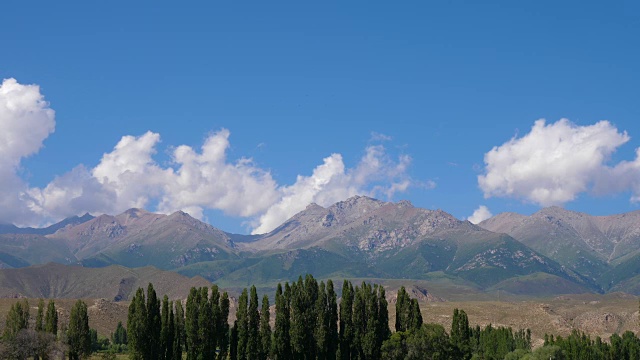 美丽的风景，山和云在明亮的天空时间流逝视频素材