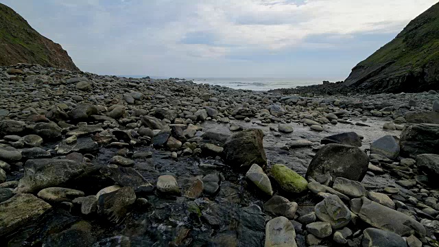 岩石海岸春天，达克池海滩，布德，北康沃尔，英格兰，英国，欧洲视频素材