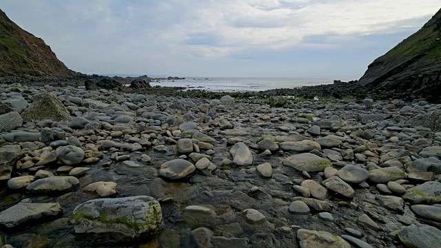 岩石海岸春天，达克池海滩，布德，北康沃尔，英格兰，英国，欧洲视频素材