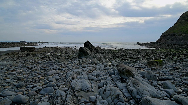 岩石海岸春天，达克池海滩，布德，北康沃尔，英格兰，英国，欧洲视频素材