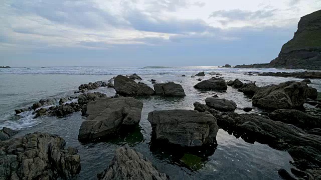 岩石海岸春天，达克池海滩，布德，北康沃尔，英格兰，英国，欧洲视频素材