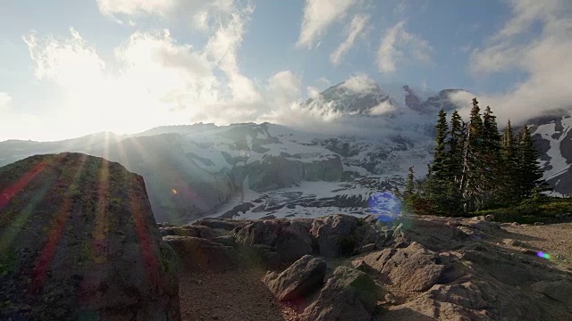 徒步登山雷尼尔山岩石地形自然背景视频素材