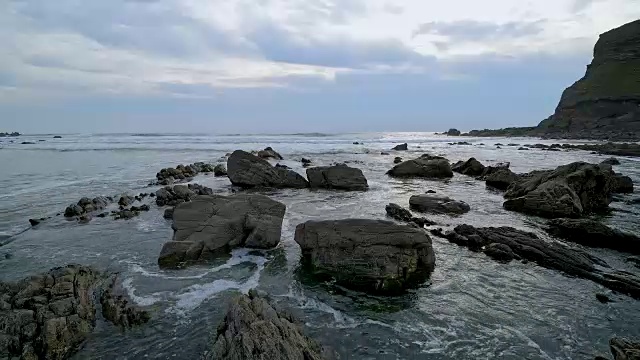 岩石海岸春天，达克池海滩，布德，北康沃尔，英格兰，英国，欧洲视频素材